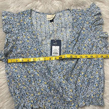 Load image into Gallery viewer, Large Universal Thread NWT Flutter Sleeveless Blue Floral Ruffle Sleeve Wrap Top

