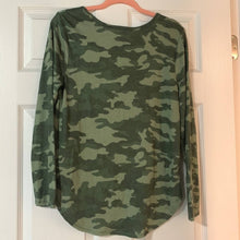 Load image into Gallery viewer, Large Petite Old Navy NWT Green Camo Long Sleeve Tee
