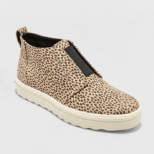 Load image into Gallery viewer, Size 8 Universal Threads Lilian Leopard Dot Sneaker
