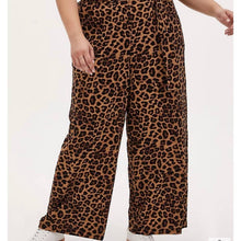 Load image into Gallery viewer, Sz 0X Torrid LEOPARD CREPE WIDE LEG PANT
