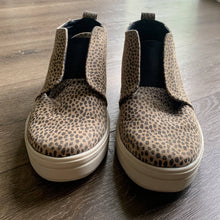 Load image into Gallery viewer, Size 8 Universal Threads Lilian Leopard Dot Sneaker
