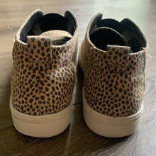 Load image into Gallery viewer, Size 8 Universal Threads Lilian Leopard Dot Sneaker
