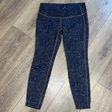 Load image into Gallery viewer, Medium Petite Athleta Petite Grey Paisley Chaturanga 7/8 Leggings
