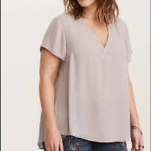 Load image into Gallery viewer, Size 5XL Torrid SHORT SLEEVE GEORGETTE PULLOVER BLOUSE Ash Gray
