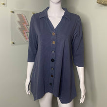 Load image into Gallery viewer, Medium Soft surroundings Blue Danielle Button Top
