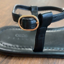 Load image into Gallery viewer, Size 8 Wide ASOS DESIGN NWOT Wide Fit Black Fulfil hardware flat sandals
