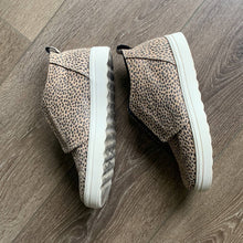 Load image into Gallery viewer, Size 8 Universal Threads Lilian Leopard Dot Sneaker
