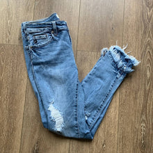 Load image into Gallery viewer, Size 5 KanCan Loveland Mid Rise Distressed Fray Hem Skinny Cropped Ankle Jeans
