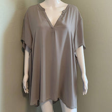 Load image into Gallery viewer, Size 5XL Torrid SHORT SLEEVE GEORGETTE PULLOVER BLOUSE Ash Gray
