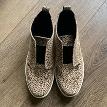 Load image into Gallery viewer, Size 8 Universal Threads Lilian Leopard Dot Sneaker
