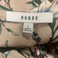 Load image into Gallery viewer, Small Ro &amp; De NWOT Beige Satin Floral Button Up Long Sleeve Top
