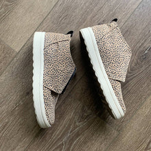Load image into Gallery viewer, Size 8 Universal Threads Lilian Leopard Dot Sneaker
