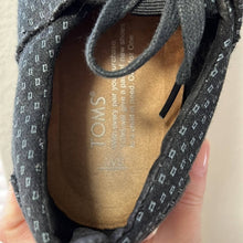 Load image into Gallery viewer, Size 9 Toms Black Lace Up Sneakers
