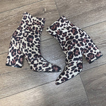 Load image into Gallery viewer, Size 9 Cape Robbin White Leopard Pointy Toe Boots
