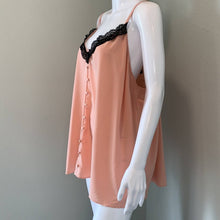 Load image into Gallery viewer, Size 3X Torrid NWOT PEACH &amp; BLACK LACE BUTTON CAMI
