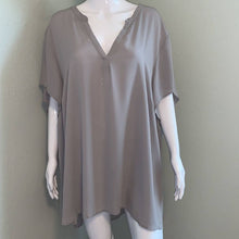 Load image into Gallery viewer, Size 5XL Torrid SHORT SLEEVE GEORGETTE PULLOVER BLOUSE Ash Gray
