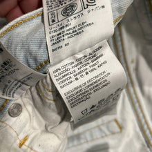 Load image into Gallery viewer, Size 29 Levi’s Light Wash Front Patch Denim Cut Off Shorts
