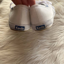 Load image into Gallery viewer, Sz 7.5 Keds Basic White Sneakers
