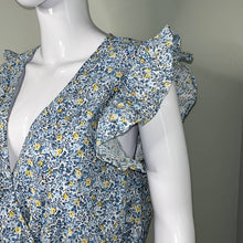 Load image into Gallery viewer, Large Universal Thread NWT Flutter Sleeveless Blue Floral Ruffle Sleeve Wrap Top
