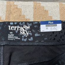 Load image into Gallery viewer, Size 0X Terra &amp; Sky NWT Black Metallic Leopard Ponte Skinny Pants
