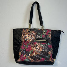 Load image into Gallery viewer, Betsey Johnson Black Leopard Floral Print Sequin Purse With Heart Key Chain
