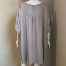 Load image into Gallery viewer, Size 5XL Torrid SHORT SLEEVE GEORGETTE PULLOVER BLOUSE Ash Gray
