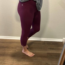 Load image into Gallery viewer, Large Fabletics Purple Cropped Leggings
