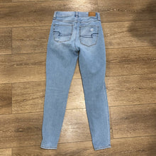 Load image into Gallery viewer, Size 2 Short American Eagle The Dream Jean Light Wash High Rise Skinny Jeans
