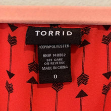 Load image into Gallery viewer, Size 0X Torrid Red ARROW PRINT GEORGETTE POCKET TANK TOP
