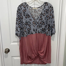 Load image into Gallery viewer, Size 1X Entro Leopard Stipe Short Sleeve V-Neck Plus Size Shirt
