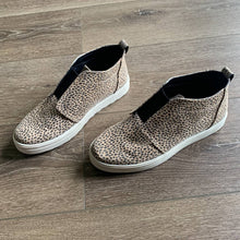 Load image into Gallery viewer, Size 8 Universal Threads Lilian Leopard Dot Sneaker
